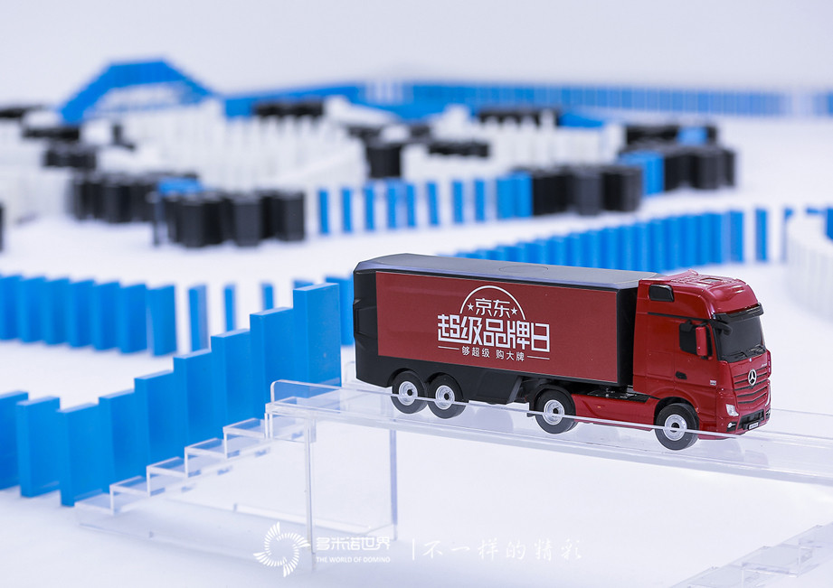 萌娃推動多米諾，迎接“惠氏鉑臻京東超級品牌日”