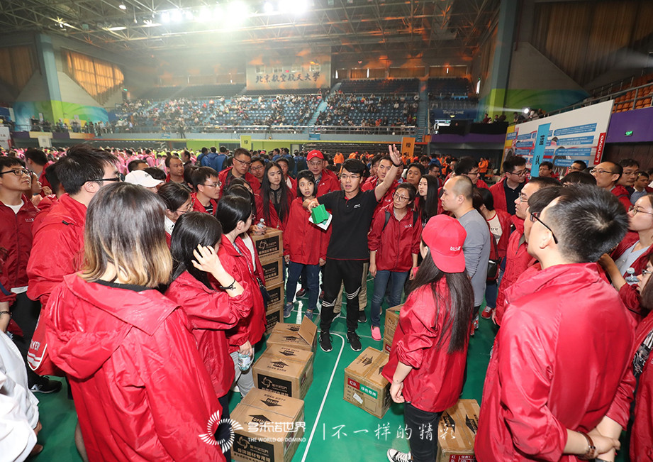 聯(lián)想BT/IT多米諾團隊大挑戰(zhàn)創(chuàng)吉尼斯世界紀錄