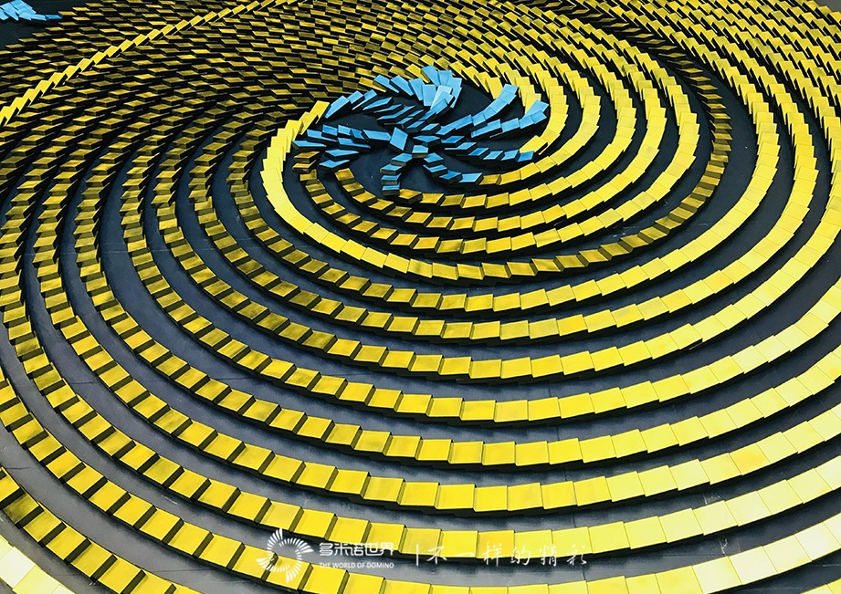 美侖美奐多米諾骨牌秀開場，金鷹女神華麗登場