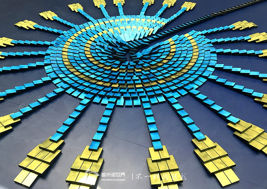 美侖美奐多米諾骨牌秀開場，金鷹女神華麗登場