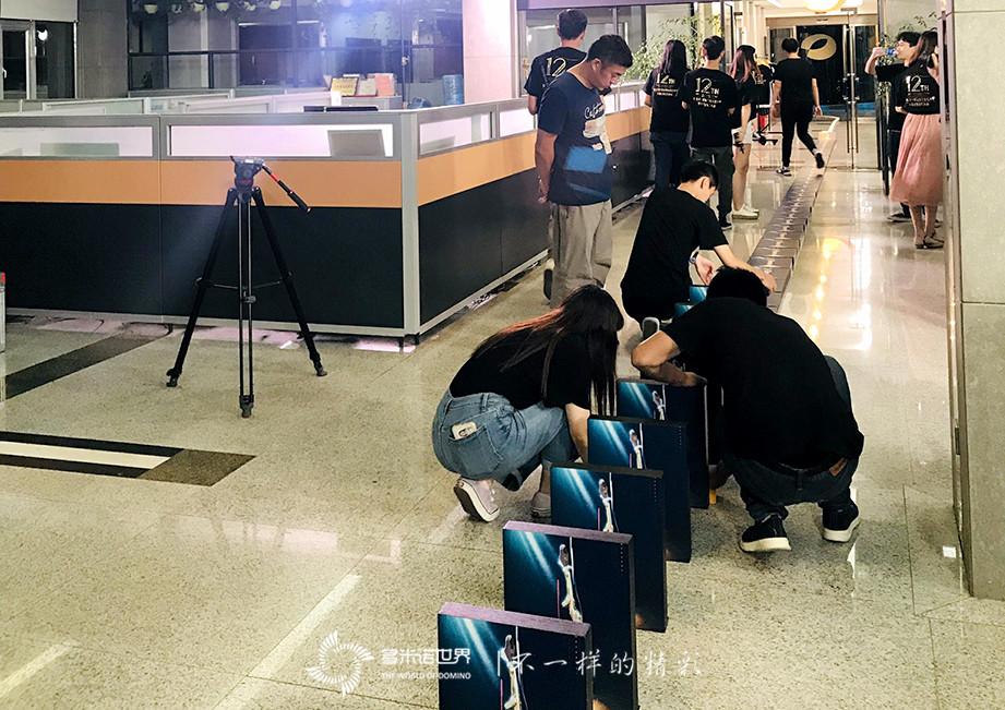 美侖美奐多米諾骨牌秀開場，金鷹女神華麗登場