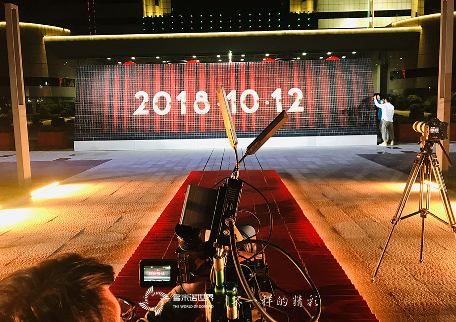 美侖美奐多米諾骨牌秀開場，金鷹女神華麗登場