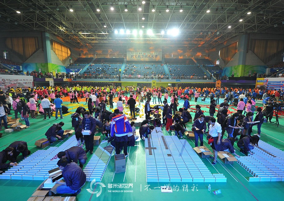 聯(lián)想BT/IT多米諾團隊大挑戰(zhàn)創(chuàng)吉尼斯世界紀錄