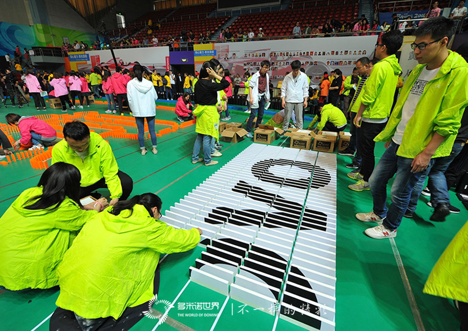 聯(lián)想BT/IT多米諾團隊大挑戰(zhàn)創(chuàng)吉尼斯世界紀錄