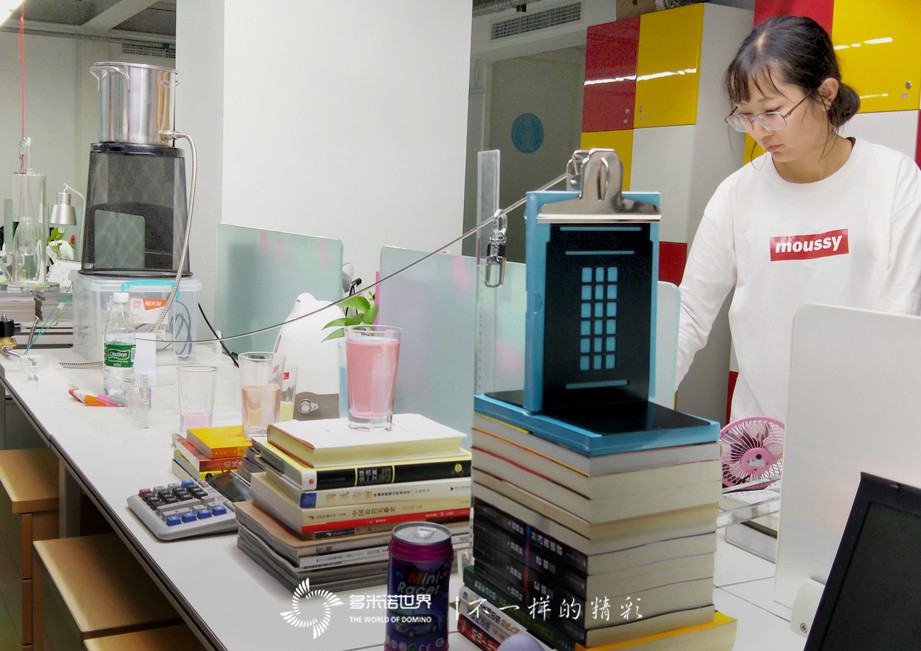 “I’m BACK！”黑莓視頻—精巧多米諾裝置展示KEYone新品特性