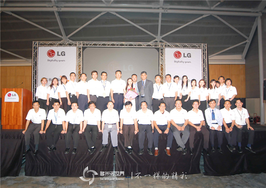 30萬張骨牌應(yīng)聲展現(xiàn)，多米諾世界紀錄在熱淚中創(chuàng)立