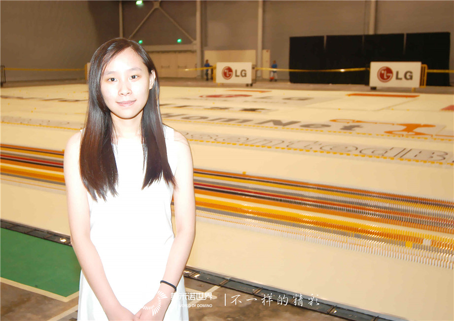 30萬張骨牌應(yīng)聲展現(xiàn)，多米諾世界紀錄在熱淚中創(chuàng)立