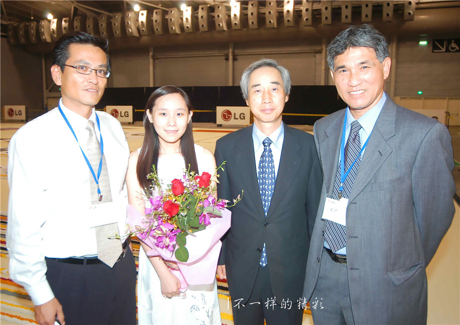 30萬張骨牌應(yīng)聲展現(xiàn)，多米諾世界紀錄在熱淚中創(chuàng)立