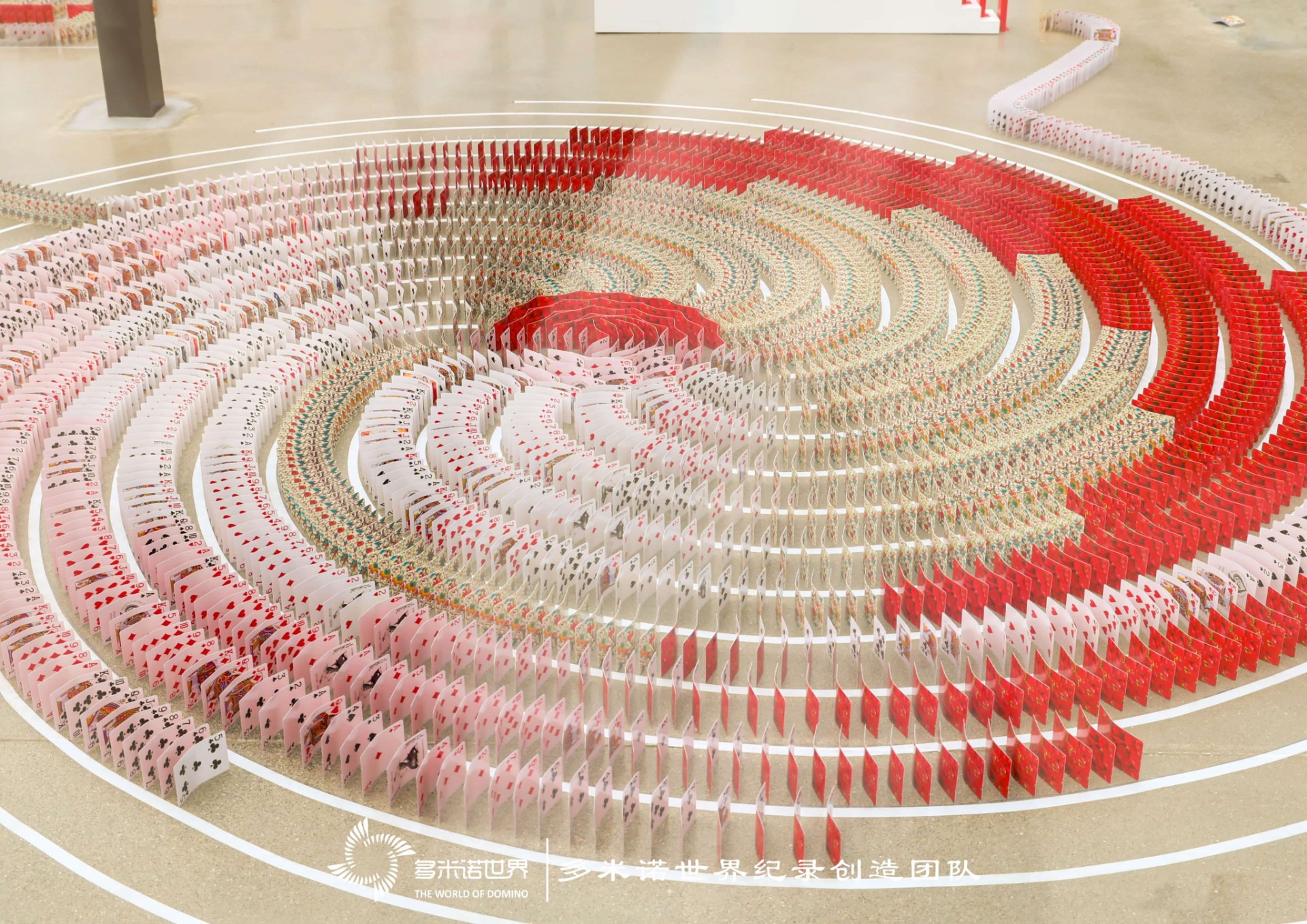 “以多米諾方式推到最多的卡牌”吉尼斯世界紀(jì)錄挑戰(zhàn)成功